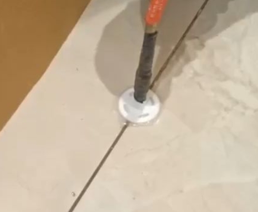 榆次瓷砖空鼓维修公司专业解答瓷砖在铺贴过程中，如果没有涂抹均匀到位的粘结材料（如水泥砂浆或瓷砖胶），可能会导致以下问题